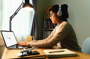 Yurtdışında okuyan Asyalı bir kız öğrenci üniversitede okumak üzere COVID-19 sertifikasının Dijital Belgesi ile uçuş durumunu ve Hazırlık Pasaportunu kontrol ediyor. Okul konseptine dönelim.