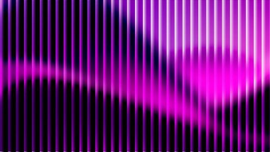 Mor ve pembe tonlarında dikey çizgiler içeren, yumuşak, bulanık bir gradyanı olan, derinlik ve hareket yaratan görsel olarak çarpıcı soyut bir kompozisyon..