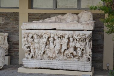 Yunanistan 'ın Selanik Arkeoloji Müzesi' nde sergilenen antik mermer lahit. Detaylı oymalar mitolojik figürleri ve sahneleri tasvir ediyor, zarif Roma işçiliği sergiliyor..