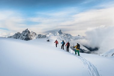 Grup Kanada dağlarında buzul üzerinde touring kayakçı