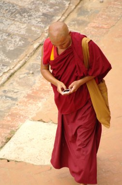 Katmandu, yaklaşık Ağustos 2012 - Budist rahip ile smartphone, CI