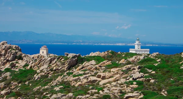 Korsika, pohledu ze Sardinie: majáku Capo Testa — Stock fotografie