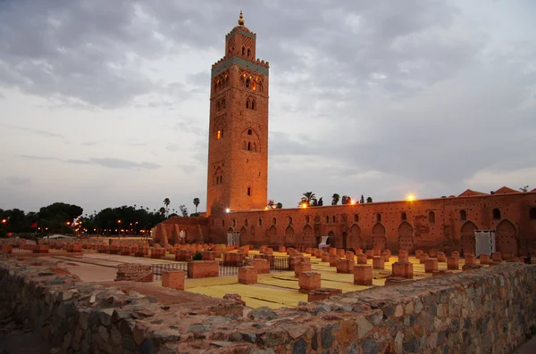 Minarete de mezquita de Marrakech al atardecer — Foto de Stock