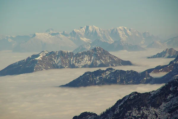 Peaks above a sea of clouds — Stock Photo, Image