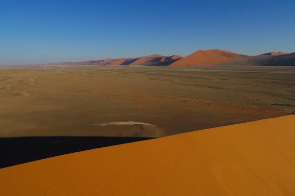 砂とナミブ砂漠の岩 — ストック写真