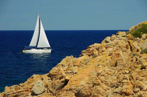 Zeilboot langs de kust van Sardinië — Stockfoto