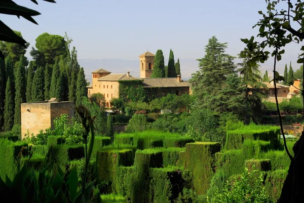 Granada, es - ca. August 2008 - Blick auf die Gärten im Inneren von alha — Stockfoto