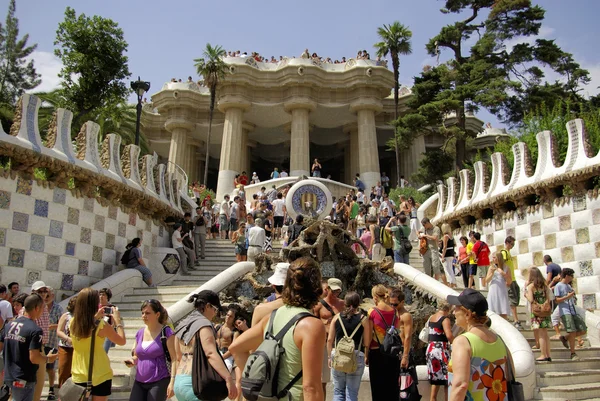 Barcelona, Es - Ağustos 2008 - yaklaşık görüntülemek tarafından Park Guell, bir