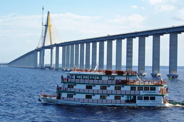 MANAUS, BR - CIRCA AGOSTO 2011 - Pasadas de barco bajo el Río Negro — Foto de Stock