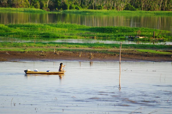 MANAUS, BR, CIRCA AGOSTO 2011 - Niño en una canoa en el río Amazonas — Foto de Stock