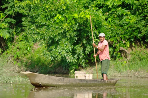 MANAUS, BR, CIRCA AGOSTO 2011 - El hombre en una canoa en el río Amazonas — Foto de Stock