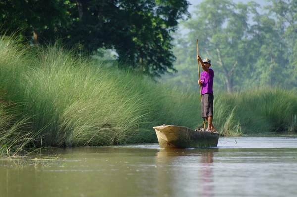 MANAUS, BR, CIRCA AGOSTO 2011 - El hombre en una canoa en el río Amazonas — Foto de Stock