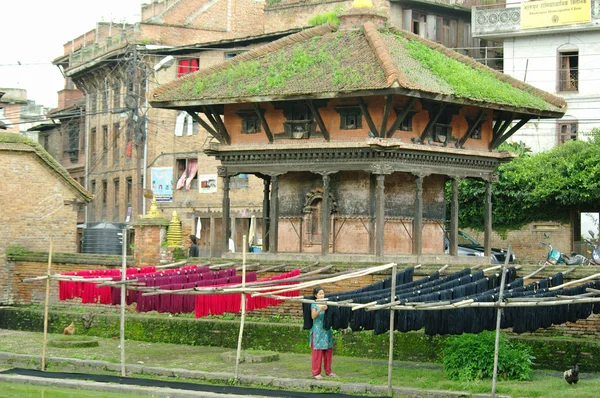 BHAKTAPUR, Np - Ağustos 2012 - yaklaşık kadın dağıtma renkli tissu