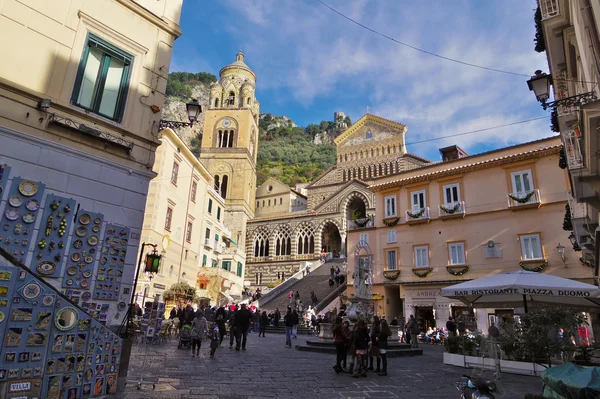Vista de la plaza principal y la iglesia de Amalfi . — Foto de Stock