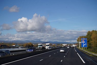 dağlarda yolda trafik.