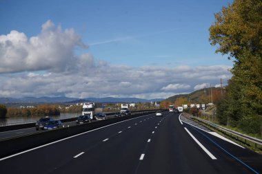 Bir şehir manzaralı otoyol