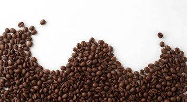 Masadaki metnin için fotokopi alanı olan kızarmış kahve çekirdekleri.