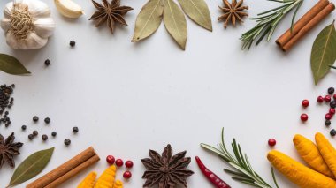 Hafif arka planda baharat ve bitkilerle kompozisyon. en üstteki görünüm.