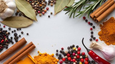 Beyaz arka planda farklı baharatlar ve bitkiler