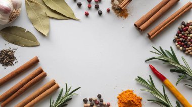 Gri arkaplanda baharatlı kompozisyon