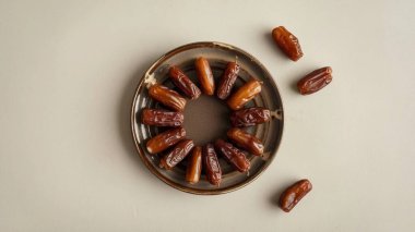 Beyaz arka planda kurumuş tarih meyvesi