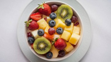 Tabakta servis edilen meyve salatası