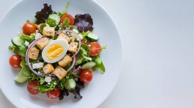 Yumurtalı salata, sebze, tavuk, yumurta ve peynir.