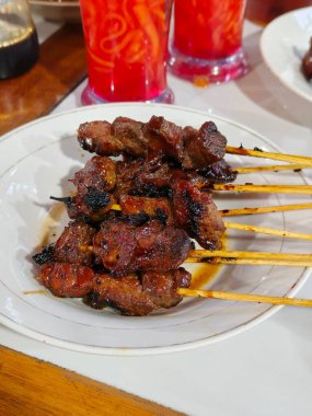 Kızarmış tavuk kanadı ızgara