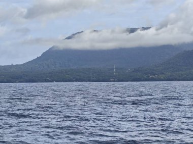 Denize ve dağlara bak.