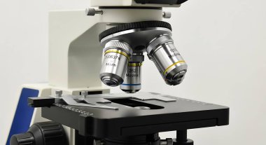 Laboratuvarı modern mikroskobu