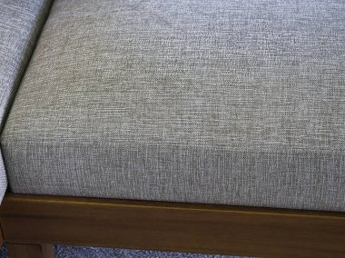 Döşeme döşemesi ayrıntıları. Örgü dokuma deseni ve nötr bej tonu gösterir. Modern mobilya tasarımı ögesi.