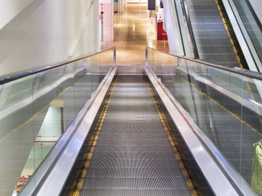 Modern bir alışveriş merkezinde boş bir yürüyüş yolu. Şehir ulaşımı, perakende deneyimi, iç mimari.