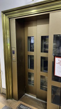 Çevirisi: Sınırlı alan ve insan sayısı nedeniyle, lütfen çocuklara ve özel ihtiyaçları olanlara öncelik verin. Teşekkür ederim!.