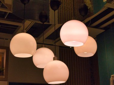 Tavandan sarkan, loş ışıklı, yuvarlak, beyaz kolye ışıkları koleksiyonu..