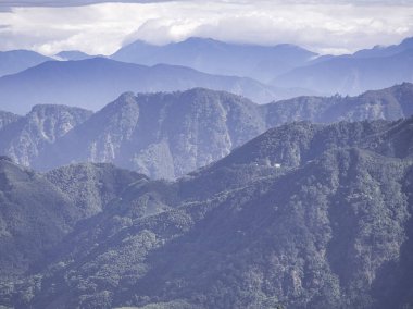 Huzurlu bir sabah sisi geniş bir dağ silsilesini örtüyor. Huzurlu bir yalnızlık hissi ve vahşi doğada doğal bir ihtişam uyandıran sakin katmanlı bir etki yaratıyor..