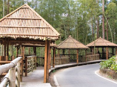 Geleneksel bambu çardakları, bereketli bir ormanda dolambaçlı bir dağ yolu boyunca durup gezginlerin dingin doğal güzelliğin ve temiz havanın tadını çıkarmaları için huzurlu bir dinlenme yeri sunarlar..