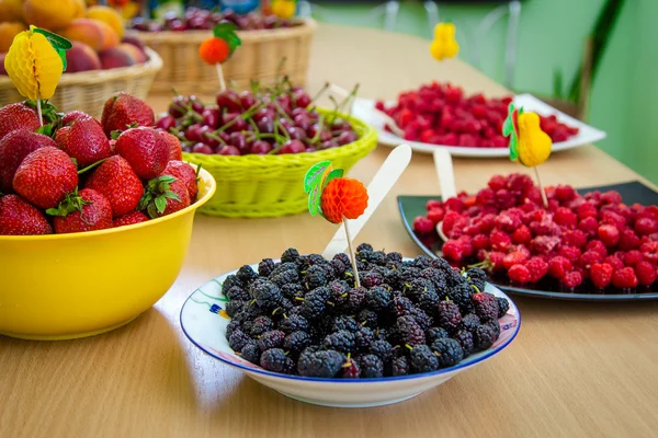 Deliciosa variedade doce de bagas e frutas — Fotografia de Stock