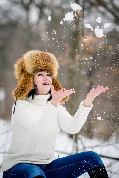 Fröhliches Mädchen mit Schnee — Stockfoto