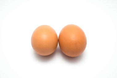 Beyaz arkaplanda yumurtalar