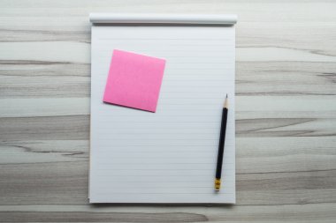 ahşap arka plan üzerinde kalemiyle Not