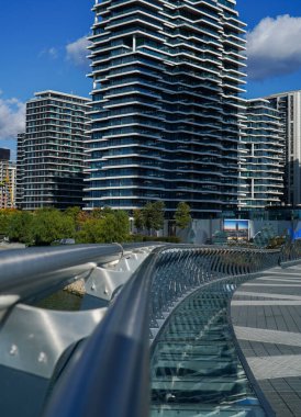 Sava ve Tuna nehirleri boyunca yer alan Belgrad 'ın kentsel ve çağdaş bir bölümü, çağdaş mimarinin vücut bulmuş hali ve yeni Belgrad