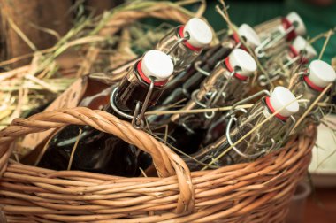 Boyunduruğu ile birçok şişe takın