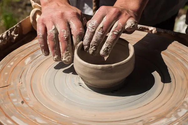 Mani che lavorano sulla ruota della ceramica — Foto Stock