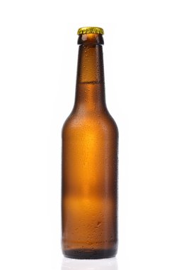 Bira şişesi, küçük damlalarla temizlendi. 