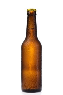 Bira şişesi temiz yeşil, büyük damlaları var. 