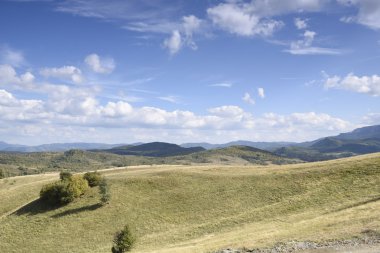 Bulutlar ile dağ manzara