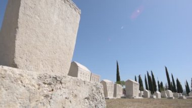 Bosna 'da ortaçağdan kalma taş mezarlar beyaz taş el yapımı.