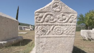 Bosna 'da ortaçağdan kalma taş mezarlar beyaz taş el yapımı.