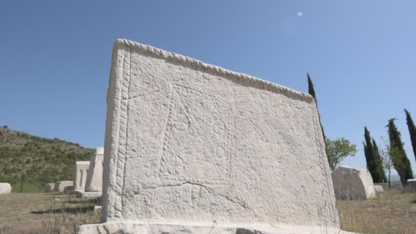 Кам Яні Могили Середньовічної Боснії Виготовлені Білого Ручного Каменю — стокове відео