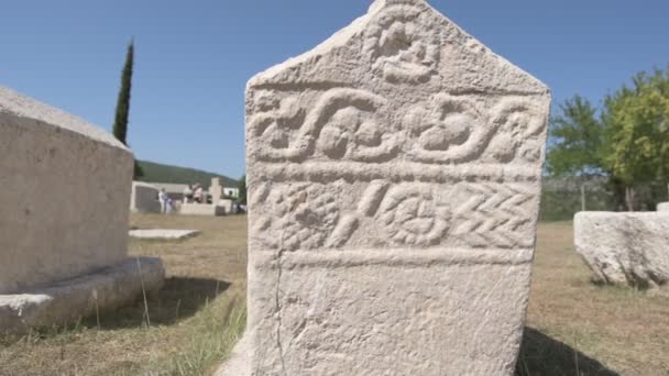 Sepulturas Pedra Tempo Medieval Bósnia Feita Pedra Branca Artesanal — Vídeo de Stock